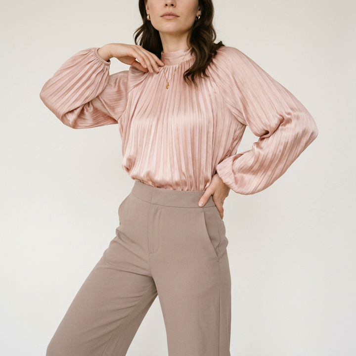 Zartrosa Satinbluse mit Plisseefalten