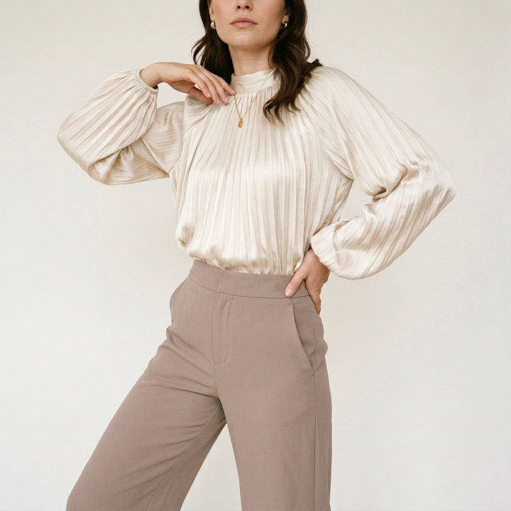 Zartrosa Satinbluse mit Plisseefalten