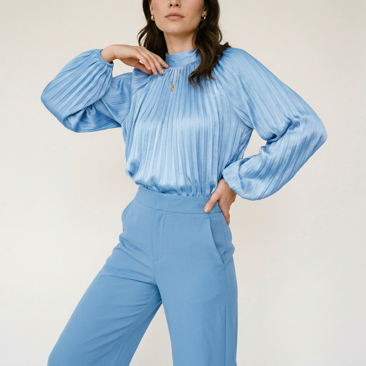 Zartrosa Satinbluse mit Plisseefalten