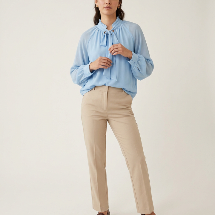 Himmelblaue Chiffonbluse mit Schleifenkragen