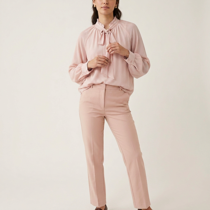 Himmelblaue Chiffonbluse mit Schleifenkragen